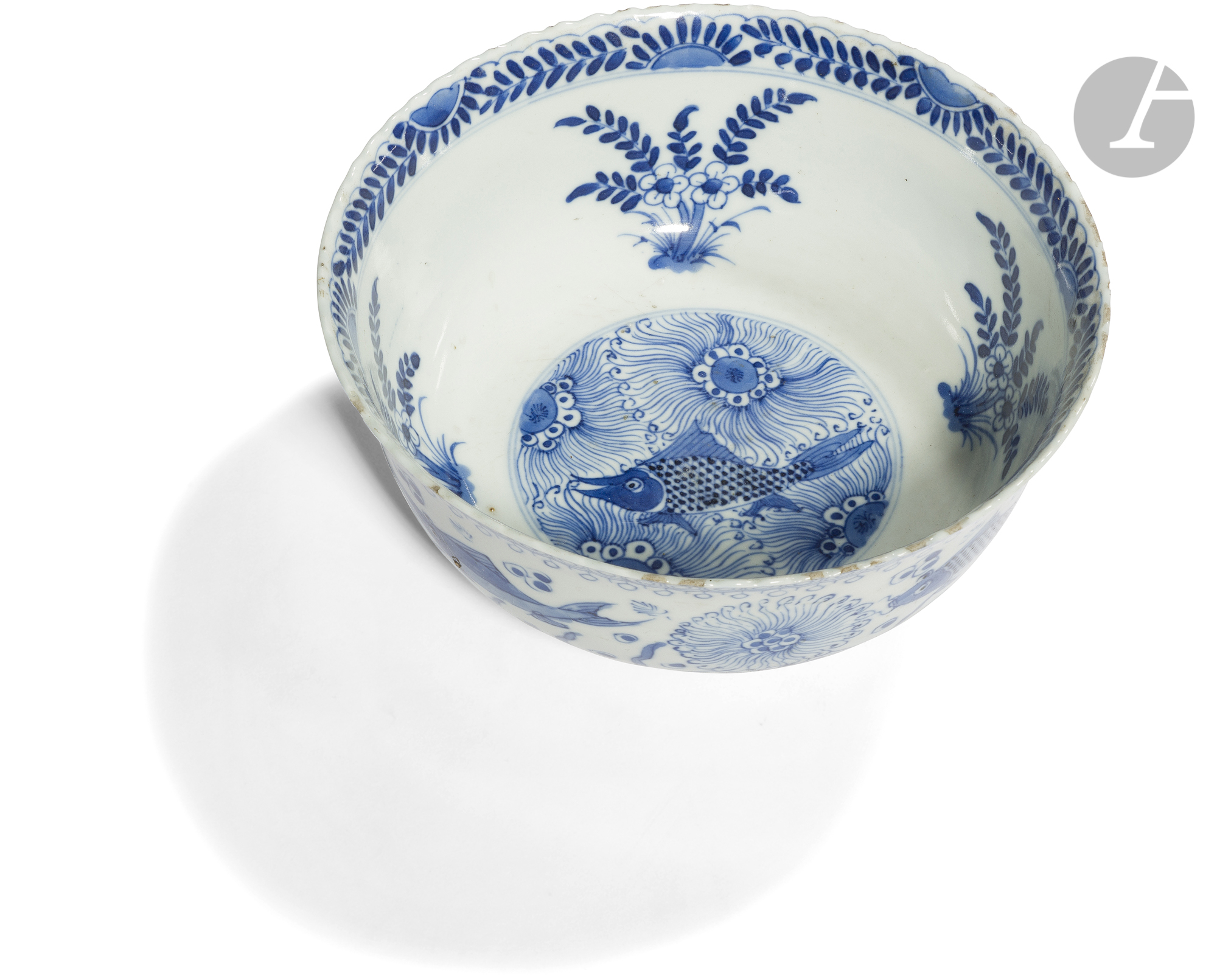 CHINE - Époque KANGXI (1662 - 1722) Bol à bordure chantournée en porcelaine blanche émaillée en bleu - Image 2 of 2