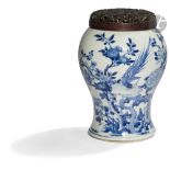 CHINE - Époque KANGXI (1662 - 1722) Bas de vase cornet coupé en porcelaine blanche décorée en bleu