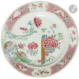 CHINE - XVIIIe siècle Plat en porcelaine émaillée polychrome des émaux de la famille rose à décor de