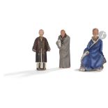 CHINE - XIXe siècle Trois statuettes de personnages en grès peint polychrome représentant des