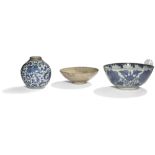 CHINE - Fin Époque MING (1368 - 1644) Ensemble en porcelaine bleu blanc comprenant un bol, une