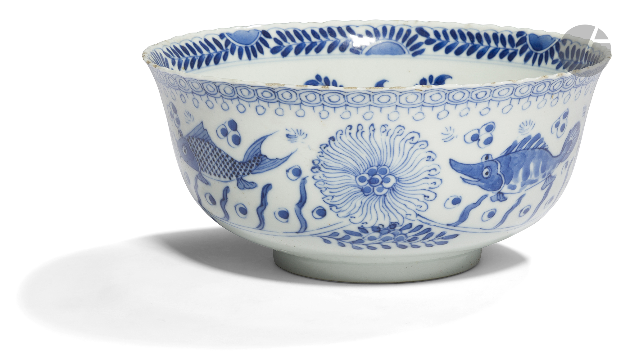 CHINE - Époque KANGXI (1662 - 1722) Bol à bordure chantournée en porcelaine blanche émaillée en bleu