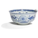 CHINE - Époque KANGXI (1662 - 1722) Bol à bordure chantournée en porcelaine blanche émaillée en bleu