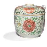 CHINE - XVIIIe siècle Pot couvert en porcelaine émaillée jaune, vert, aubergine et rouge de fer à