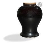 CHINE - XIXe siècle Vase balustre en porcelaine émaillée noire. (Bulle de cuisson). H. 36,5 cm