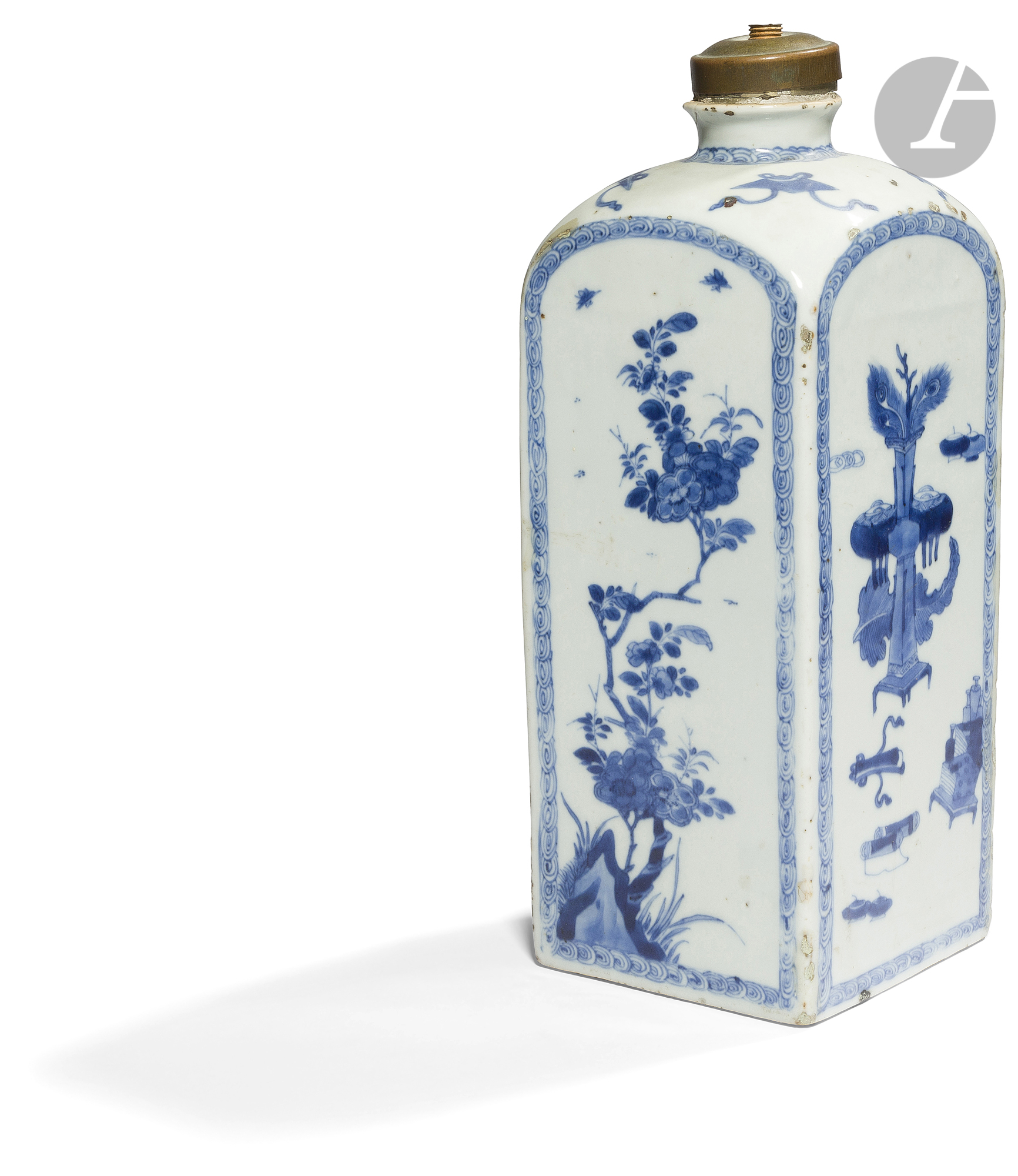 CHINE - Époque QIANLONG (1736 - 1795) Bouteille à quatre faces en porcelaine blanche émaillée en