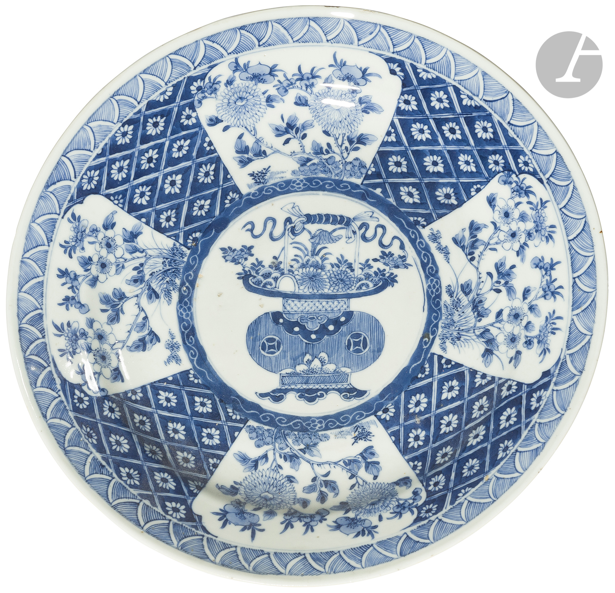 CHINE - Époque KANGXI (1662 - 1722) Paire de plats ronds en porcelaine blanche émaillée en bleu sous