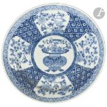 CHINE - Époque KANGXI (1662 - 1722) Paire de plats ronds en porcelaine blanche émaillée en bleu sous