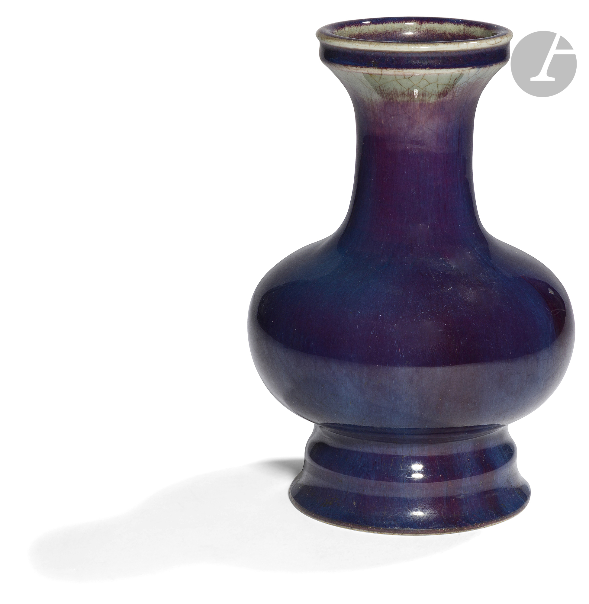 CHINE - XIXe siècle Vase à panse basse sur piédouche en porcelaine émaillée aubergine flammée. H.