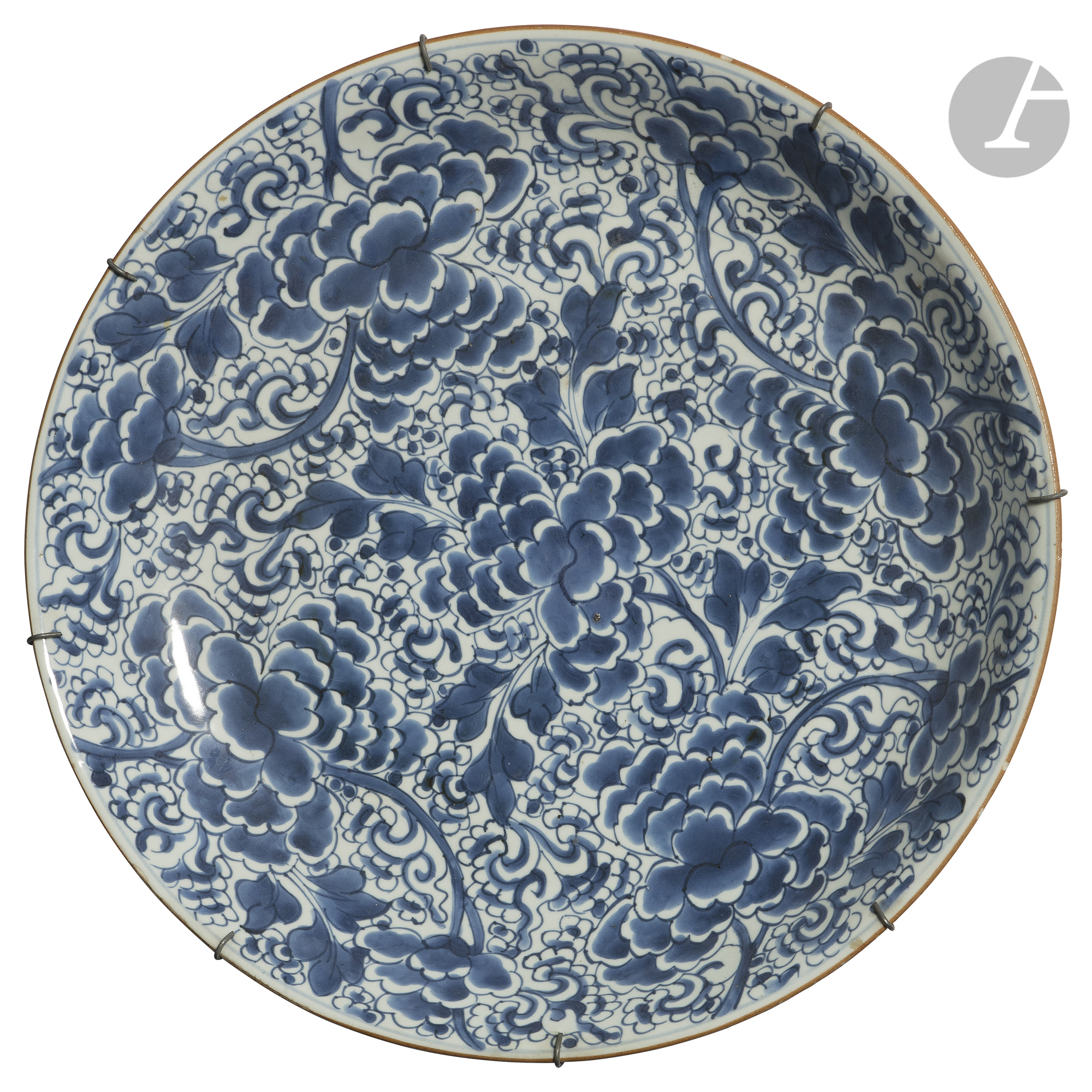 CHINE - Époque KANGXI (1662 - 1722) Grande coupe en porcelaine blanche émaillée en bleu sous