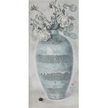 Toshio BANDO [japonais] (1895-1973) Roses aux vases Primavera, vers 1925-30 Huile sur panneau.