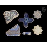 Ensemble de six fragments de céramique, Moyen-Orient, XIIIe - XVe siècle Deux carreaux à décor de