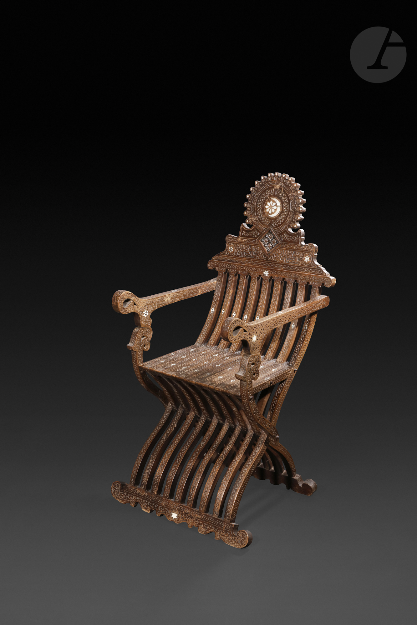 Fauteuil pliant en bois foncé, Empire ottoman, Syrie, XIXe siècle En bois sculpté et incrusté de