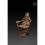 Fauteuil pliant en bois foncé, Empire ottoman, Syrie, XIXe siècle En bois sculpté et incrusté de