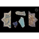 Ensemble de cinq fragments de céramique, Iran, XIIe - XIIIe siècles Deux moitiés de carreaux
