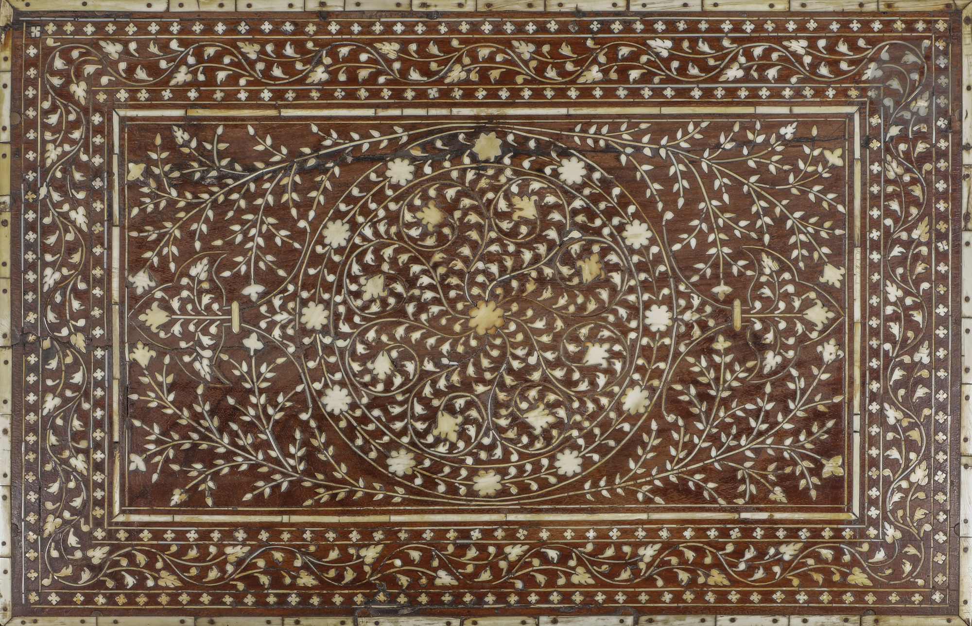 Coffret en bois incrusté d'un décor végétal d'ivoire, Inde, Gujarat, XVIIe siècle Rectangulaire