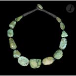 Collier de turquoises, Afghanistan, XXe siècle Composé de 14 perles de turquoise de formes variées