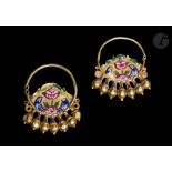 Paire de boucles d'oreilles, Iran qâjâr, XIXe siècle Anneau en or (750/1000) orné d'une plaque