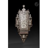 Porte-turban, kavukluk, Proche-Orient, début XXe siècle En bois incrusté de nacre et de filets d'