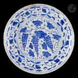 Plat aux grappes de raisin, Turquie ottomane, Iznik, vers 1550-1565 Plat, sahan, monté sur talon, en