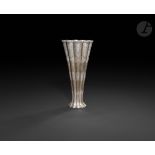 Haut vase à panse godronnée en argent, Iran, Ispahan, XXe siècle Décor ciselé de lambrequins floraux