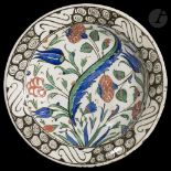 Plat tabak à décor floral, Turquie ottomane, Iznik, première moitié du XVIIe siècle Céramique