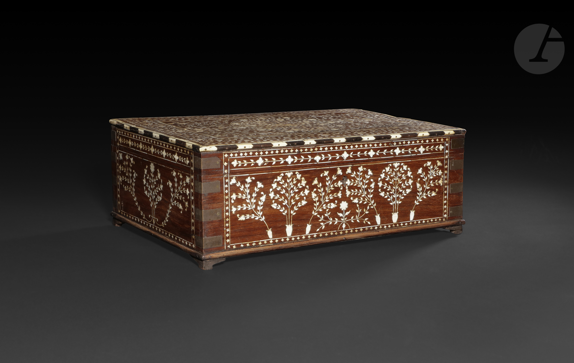 Coffret en bois incrusté d'un décor végétal d'ivoire, Inde, Gujarat, XVIIe siècle Rectangulaire - Image 2 of 2