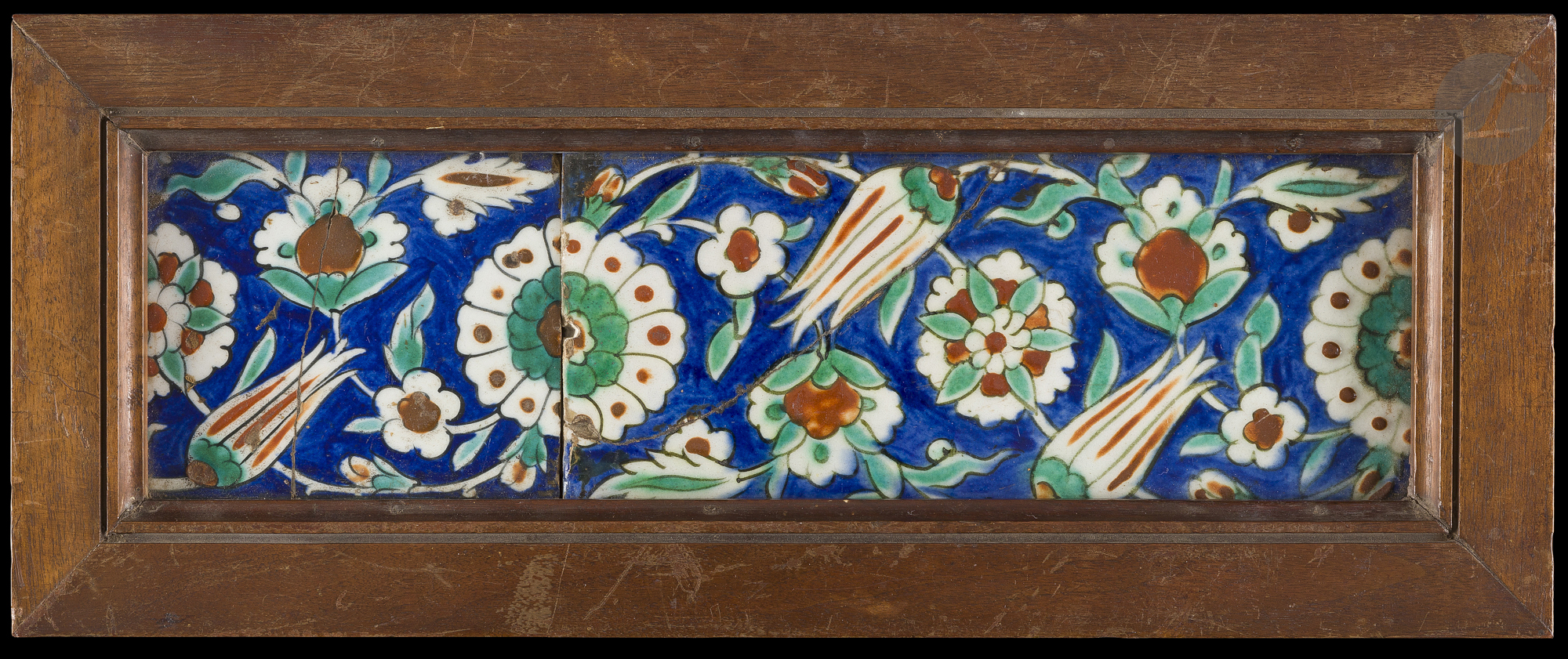 Un carreau et un demi-carreau de bordure encadrés, Turquie ottomane, Iznik, fin XVIe siècle En