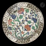 Plat tabak en céramique au bouquet d'œillets et tulipes, Turquie ottomane, Iznik, première moitié du