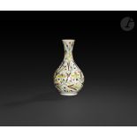 Vase en céramique à décor floral polychrome, Turquie ottomane, Kutahya, fin XIXe siècle Flacon à