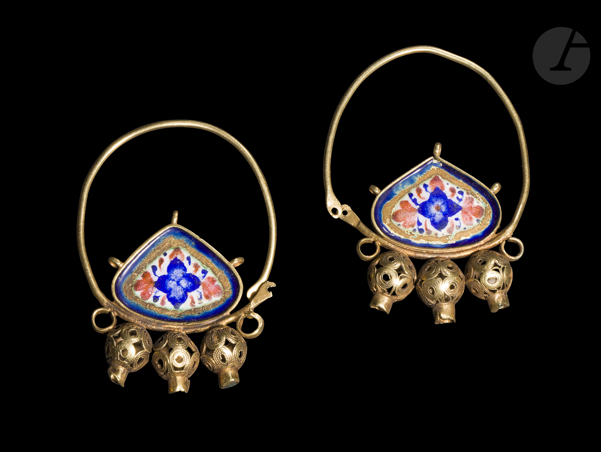 Paire de grandes boucles d'oreilles, Iran qâjâr, XIXe siècle Anneau en or (750/1000) orné d'une