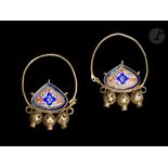 Paire de grandes boucles d'oreilles, Iran qâjâr, XIXe siècle Anneau en or (750/1000) orné d'une