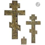 Ensemble de 4 croix et icônes en bronze, fin XIXe-début XXe siècle 1) Croix en bronze émaillé.