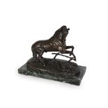 “Caballo con perro” Grupo escultórico en bronce firmado MOIGNIEZ. Sobre base de mármol verde