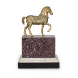 Caballo de inspiración clásica en bronce dorado sobre basamento de pórfido, mármol blanco y mármol