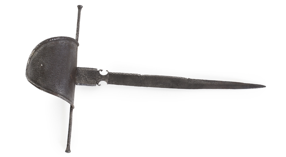 Daga de mano izquierda en hierro con guarda lisa, S. XVIII. Medidas: 47 x 30 cm