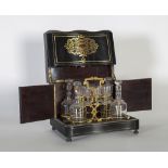Caja licorera Napoleón III de madera ebonizada, incrustaciones de latón, carey simulado y cristal