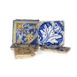 Juego de cuatro azulejos de cerámica esmaltada en azul cobalto y ocre, Talavera, S. XVII y una