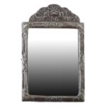 Espejo de plata en su color de decoración repujada, S. XVIII Medidas: 65 x 41 cm