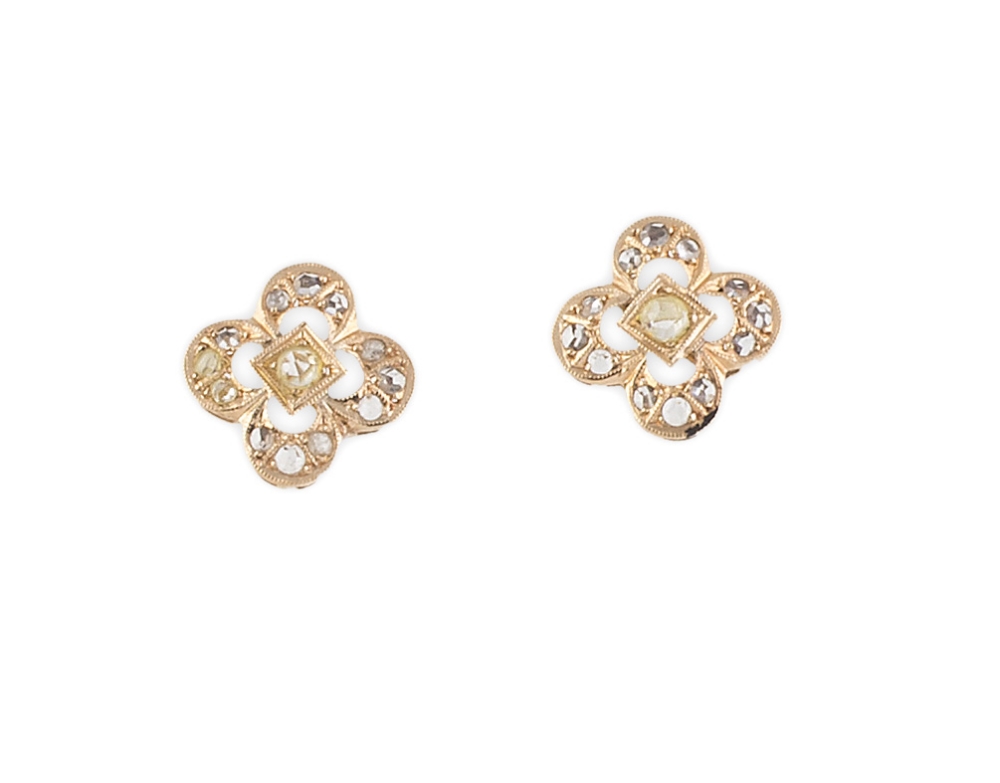 Pendientes flor de pp. S. XX con zafiros blancos,en oro amarillo de 18K. Medidas: 1 x 1 cm.