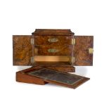 Caja de viaje de madera de raíz, contiene en el interior un escritorio de mesa. Trabajo inglés, ffs.