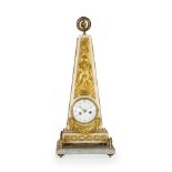 Reloj obelisco de sobremesa en mármol blanco y bronce dorado Luis XVI, hacia 1785 Francia, S. XVIII.