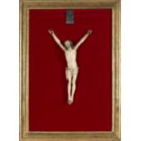 “Cristo expirante” escultura en marfil tallado. S. XVIII Medidas Cristo: 27 x 15,5 cm Medidas marco: