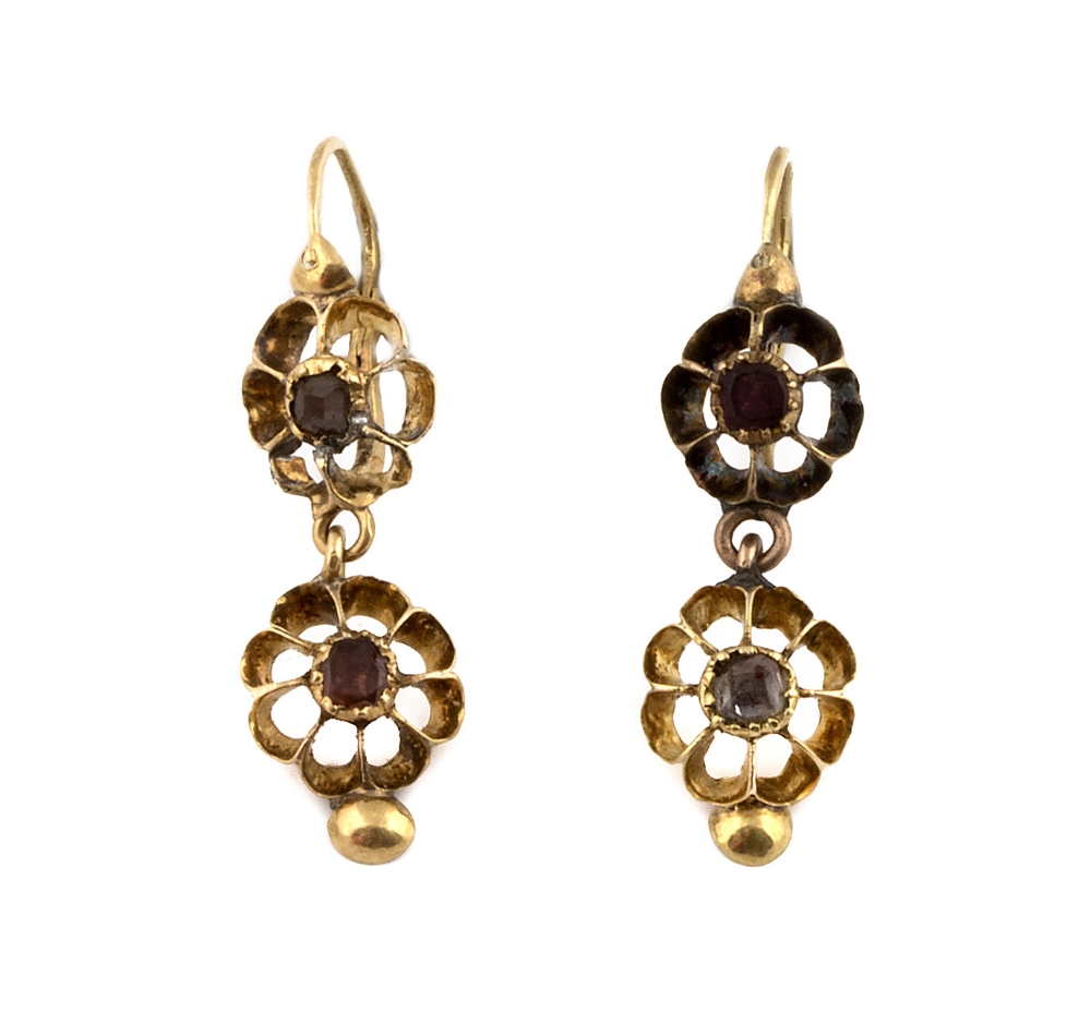 Pendientes de pp. S. XX con dos flores de zafiros blancos articuladas en oro amarillo de 18K.