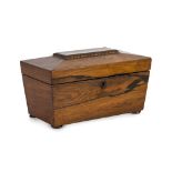 Caja regencia de madera de palosanto. Trabajo inglés, h. 1820-1830 Medidas: 13 x 14 x 27 cm