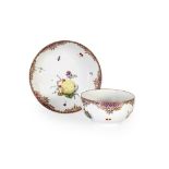 Taza y plato en porcelana inglesa. “Chelsea”, S. XVIII Con marca en la base de la taza y el plato.