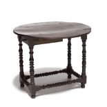 Mesa de alas de madera de nogal, sobre patas torneadas. Trabajo español, S. XVII - XVIII Medidas: 72