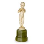 “Niño con manzana” Escultura en marfil tallado sobre pedestal de onix Posiblemente Ferdinand