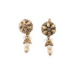 Pendientes largos S. XIX con flor superior con diamantes y cuerpo colgante con flor y línea de