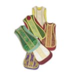 Conjunto de seis casullas en seda y decoración borda. S. XIX - XX. Medidas: 109 x 66 cm De distintos